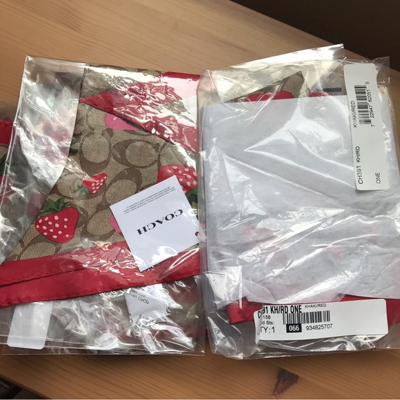 🍓 Coach Signature Wild Strawberry Print Silk Diamond Scarf - Picture 5 of 8